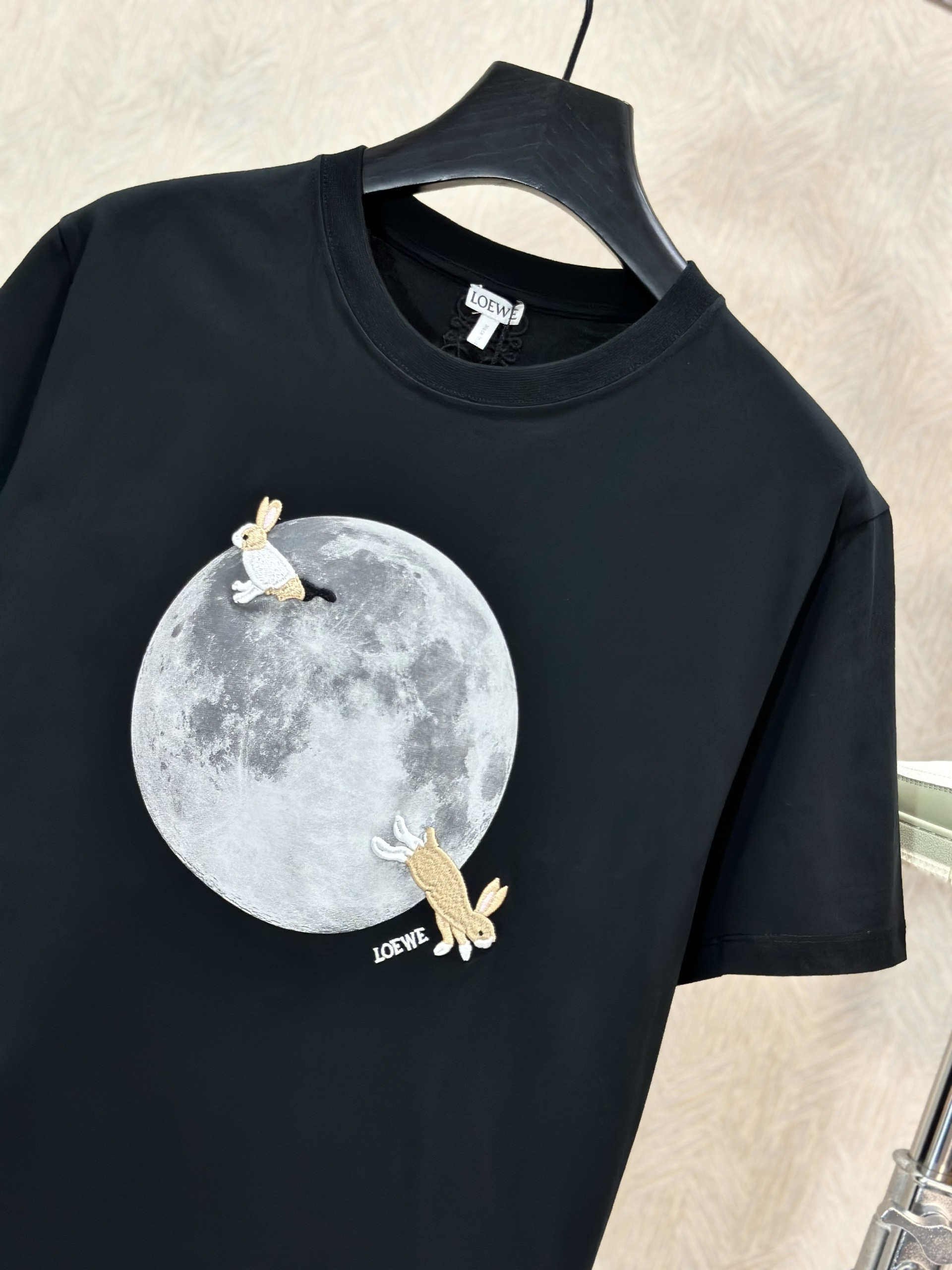 Áo phông T-shirt Loewe Đen họa tiết mặt trắng Thỏ thêu Like Auth on web VTN